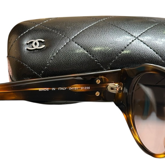 CHANEL Vintage Tortoise Shell Sunglasses with Quilted Case & Cloth 04151 91235 - Picture 4 of 7